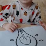Dzieci kolorują rysunki na Dzień Oszczędzania Energii