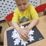 Dzieci malują śnieżynki za pomocą gąbeczekDzieci malują śnieżynki za pomocą gąbeczek
