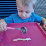 Dzieci robią eksperyment z poruszającą się gąsienicą