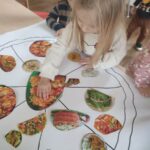 Dzieci wykonują pracę plastyczną na Światowy Dzień Pizzy