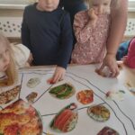 Dzieci wykonują pracę plastyczną na Światowy Dzień Pizzy