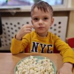 Dzieci jedzą popcorn na Dzień Popcornu