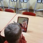 Dzieci pokazują części twarzy w lustrze