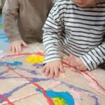 Dzieci w trakcie sensorycznej zabawy farbami