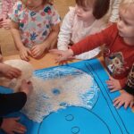 Dzieci wyklejają sensorycznego bałwanka