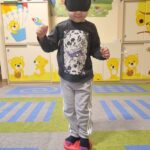Dzieci stymulują stópki na ścieżce sensorycznejDzieci stymulują stópki na ścieżce sensorycznej