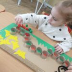Dzieci segregują pomponiki i uczą się dobierać kolory