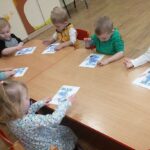 Dzieci uczą się nazwy niebieskiego koloru po angielsku