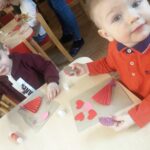 Dzieci świętują Walentynki w żłobku
