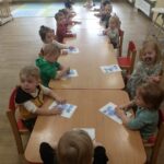 Dzieci uczą się nazwy niebieskiego koloru po angielsku