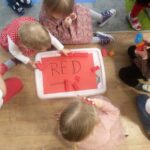 Dzieci poznają nazwę czerwonego koloru po angielsku