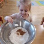 Dzieci robią babeczki marchewkowe