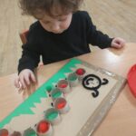 Dzieci segregują pomponiki i uczą się dobierać kolory