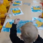 Dzieci malują na kartce folią bąbelkową