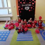 Dzieci świętują Walentynki w żłobku