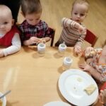 Dzieci jedzą naleśniki na Dzień Naleśnika w żłobku