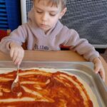 Dzieci robią pizze na Dzień Pizzy