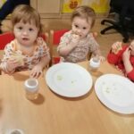 Dzieci jedzą naleśniki na Dzień Naleśnika w żłobkuDzieci jedzą naleśniki na Dzień Naleśnika w żłobku