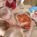 Dzieci robią pizze na Dzień Pizzy