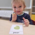 Dzieci poznają nazwy owoców w języku angielskim