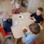Dzieci obchodzą Dzień Pizzy w żłobku