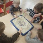 Dzieci bawią się w wykopaliska szkieletów dinozaurów