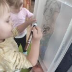 Dzieci bawią się w malowanie portretów