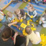 Dzieci uczą się nazw kolorów w języku angielskim- Yellow