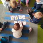 Dzieci uczą się nazw zwierzątek p[o angielsku