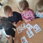 Dzieci uczą się nazw zwierzątek p[o angielsku