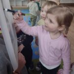 Dzieci bawią się w malowanie portretów