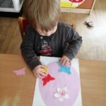 Dzieci wykonują pracę plastyczną pt. Pisanka Wielkanocna