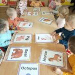 Dzieci uczą się nazw zwierzątek po angielsku