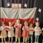 Dzieci z grupy Sówki obchodzą Narodowe Święto Konstytucji 3 Maja