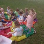Dzieci bawią się na pikniku na świeżym powietrzu