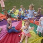 Dzieci bawią się na pikniku na świeżym powietrzu